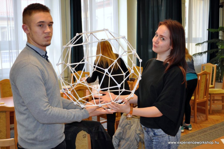 Foltvarrás, GeoGebra, 4Dframe és Zometool: nagy sikerrel zárult az újszászi SZMSZC Rózsa Imre Középiskola és az ÉlményMűhely együttműködése