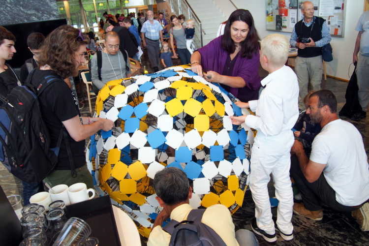 A palacsinta-printertől a zsonglőrmatekig: a finnországi Bridges 2016 világkonferencia családi napja videón
