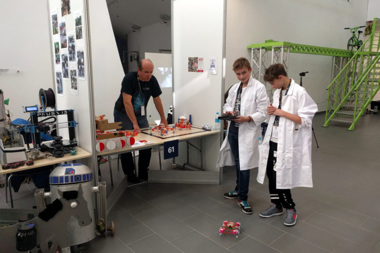 Vecsei Ákos Re-Bot ÉlményMűhelye Magyarország képviselői között a legnagyobb európai STEM-oktatási vásáron 2017-ben!