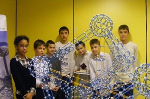 A budaőrsi 1. számú Általános Iskola tanulói a brüsszeli Atomium általuk megépített Zometool modelljével