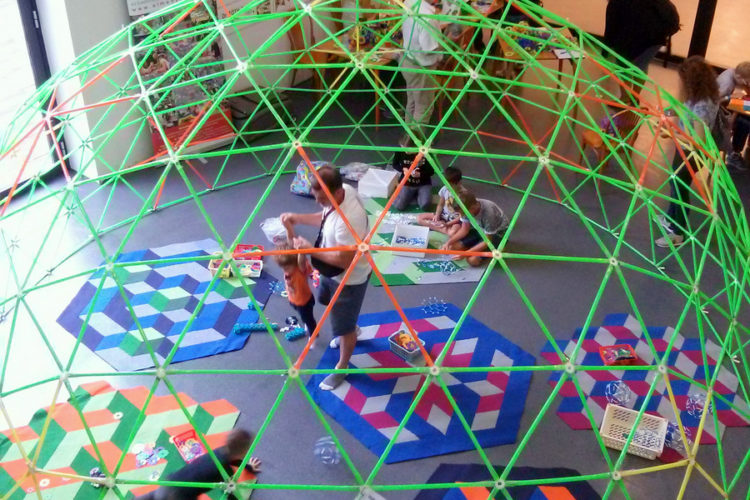 Vasarely-reMIX! A kecskeméti CaraWonga szőnyegei nagy sikerrel debütáltak a pécsi Szamárfül Fesztiválon